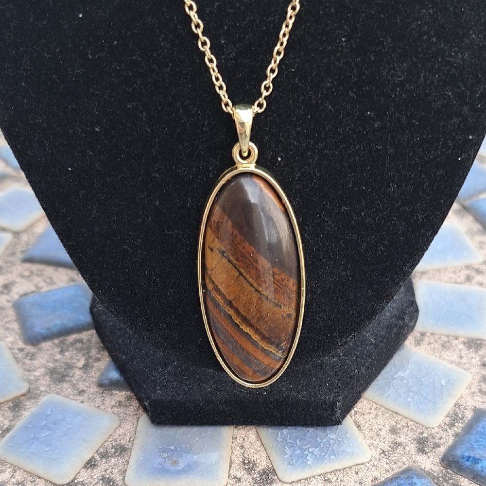Elegant Gold and Brown Stone Pendant Necklace